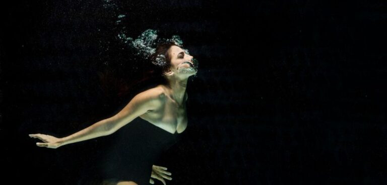 Hand Signal in Emergency When Diving