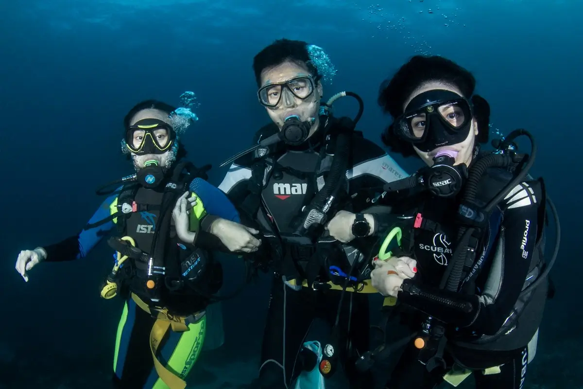 Beginner scuba divers gaining confidence during an underwater training dive in Bali