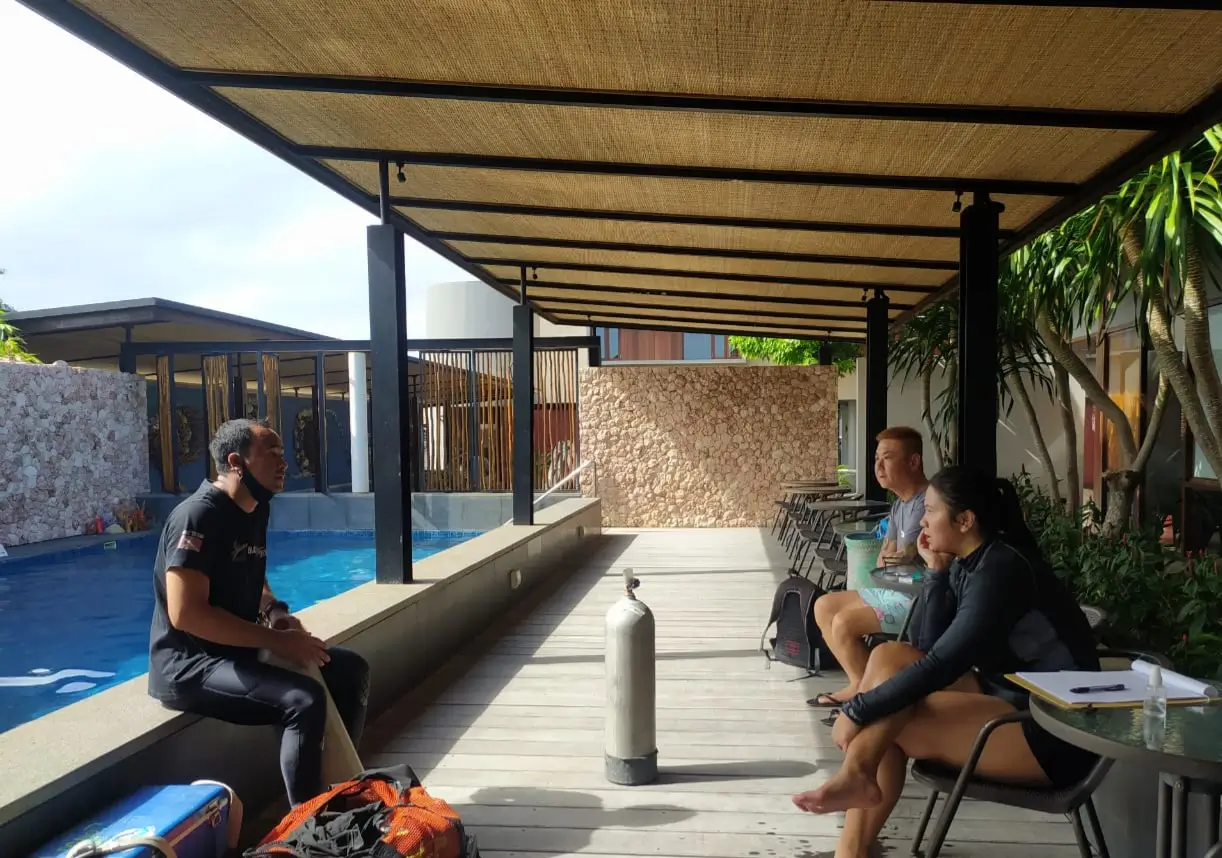 Scuba instructor giving a dive theory briefing